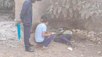 झाड़ियों में मिला युवक का शव, शिनाख्ती में जुटी पुलिस