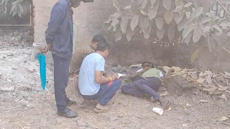 झाड़ियों में मिला युवक का शव, शिनाख्ती में जुटी पुलिस झाड़ियों में मिला युवक का शव, शिनाख्ती में जुटी पुलिस