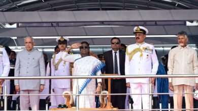 IFR 2026: राष्ट्रपति द्रौपदी मुर्मू ने किया इंटरनेशनल फ्लीट रिव्यू का निरीक्षण, आसमान से दी गई सलामी