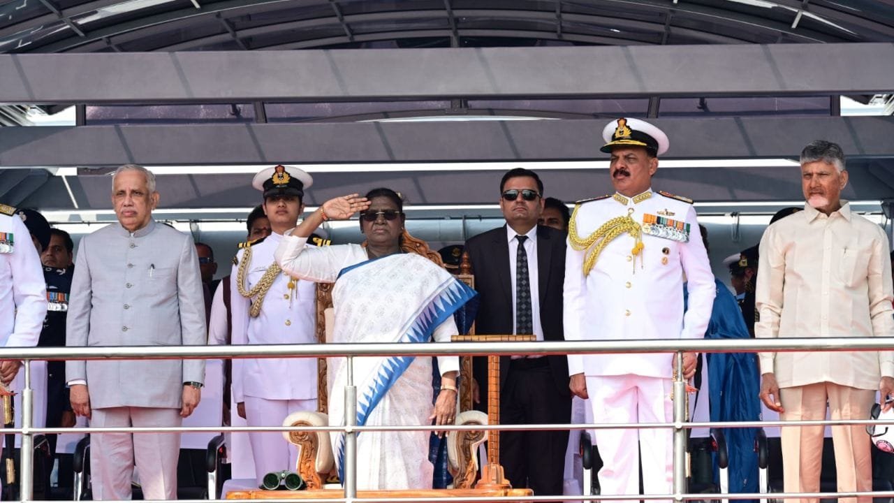 IFR 2026: राष्ट्रपति द्रौपदी मुर्मू ने किया इंटरनेशनल फ्लीट रिव्यू का निरीक्षण, आसमान से दी गई सलामी