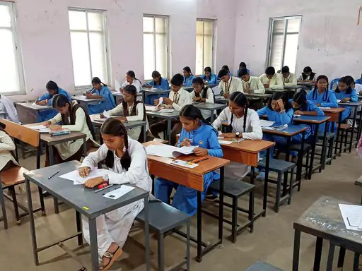 CBSE बोर्ड परीक्षाएं शुरू, छात्रों में उत्साह और हलचल