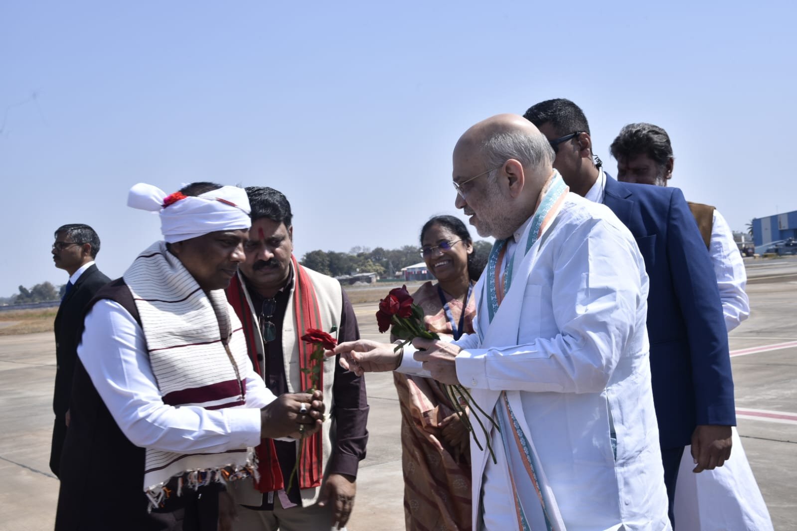 केन्द्रीय गृह मंत्री अमित शाह का जगदलपुर के मां दंतेश्वरी एयरपोर्ट में हुआ स्वागत केन्द्रीय गृह मंत्री अमित शाह का जगदलपुर के मां दंतेश्वरी एयरपोर्ट में हुआ स्वागत