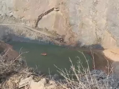 ओडेला खनन क्षेत्र में हादसा: मशीन समेत ऑपरेटर खाई में गिरा, NDRF चला रही रेस्क्यू ऑपरेशन