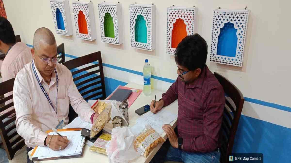होली से पहले खाद्य सुरक्षा विभाग की बड़ी कार्रवाई, होटालों में की मिठाई-नमकीन की जांच, 5 नमूने पाए गए अवमानक होली से पहले खाद्य सुरक्षा विभाग की बड़ी कार्रवाई, होटालों में की मिठाई-नमकीन की जांच, 5 नमूने पाए गए अवमानक