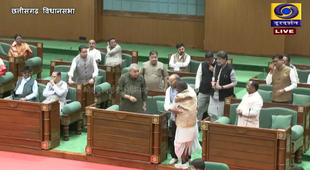 एक साल जेल में रहने के बाद बजट सत्र में शामिल हुए कवासी लखमा,बीजेपी नेताओं से गले लगकर की मुलाकात,बीजेपी नेताओं से गले लगकर की मुलाकात