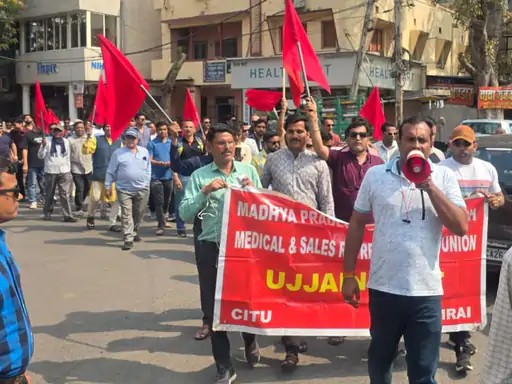ट्रेड यूनियनों की राष्ट्रव्यापी हड़ताल:उज्जैन के टावर चौक पर प्रदर्शन; बाजार-स्कूल खुले