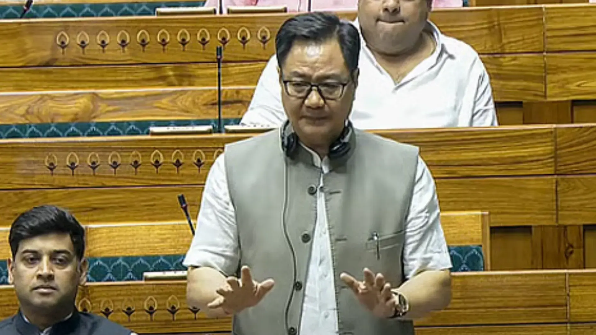 रिजिजू का आरोप: कांग्रेस सांसद स्पीकर चैंबर में घुसकर पीएम मोदी को धमकाने लगे