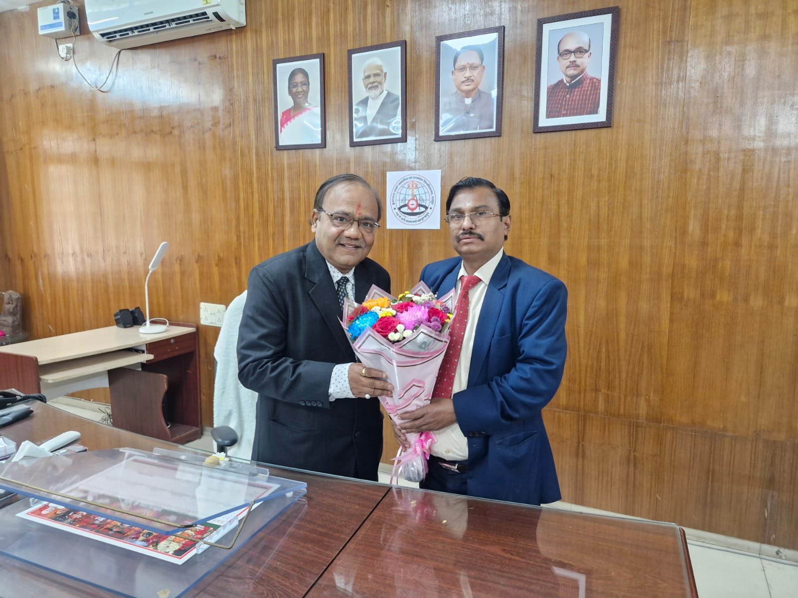 प्रतिष्ठित मीडिया शिक्षाविद प्रो. मनोज दयाल ने कुशाभाऊ विवि के कुलपति का पदभार संभाला प्रतिष्ठित मीडिया शिक्षाविद प्रो. मनोज दयाल ने कुशाभाऊ विवि के कुलपति का पदभार संभाला