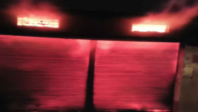 कपड़ा दुकान में लगी भीषण आग, लाखों का सामान जलकर खाक