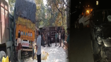 नेशनल हाइवे में दो कार के बीच भिड़ंत, 2 की मौत… इधर चिल्फी घाट में ट्रक पलटने से लगा लंबा जाम