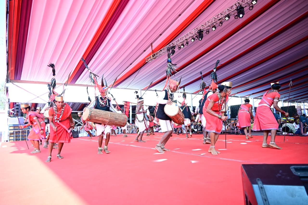 राष्ट्रपति के समक्ष बास्तानार के युवाओं ने ‘गौर नृत्य’ से बिखेरे अद्भुत लोक-रंग राष्ट्रपति के समक्ष बास्तानार के युवाओं ने ‘गौर नृत्य’ से बिखेरे अद्भुत लोक-रंग