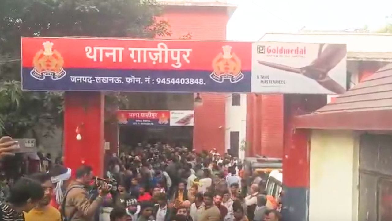 लखनऊ में सपा पार्षद को 100 मीटर घसीटा, फिर किया अरेस्ट… वाल्मीकि समाज ने घेरा थाना, 4 घंटे चला हंगामा लखनऊ में सपा पार्षद को 100 मीटर घसीटा, फिर किया अरेस्ट… वाल्मीकि समाज ने घेरा थाना, 4 घंटे चला हंगामा
