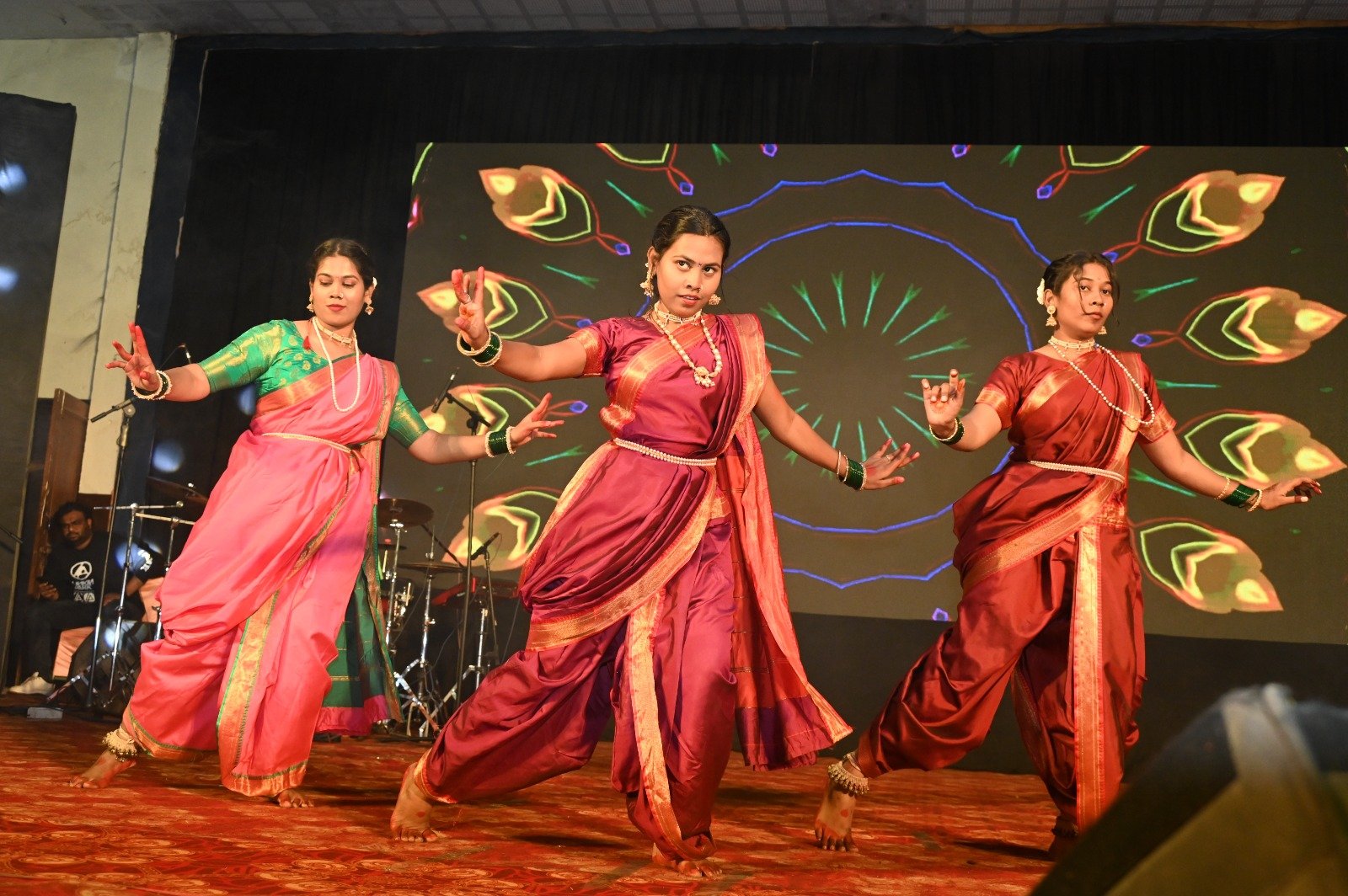 महंत कॉलेज के एनुअल फंक्शन में लावणी और महिषासुर डांस ने लगाया तड़का