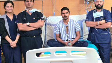 मेडिकल कॉलेज अस्पताल रायपुर के हार्ट-चेस्ट एवं वैस्कुलर सर्जरी विभाग की एक और बड़ी सफलता, चाकू से कटी मुख्य धमनी, सबक्लेवियन आर्टरी को जोड़कर बचाया युवक का हाथ