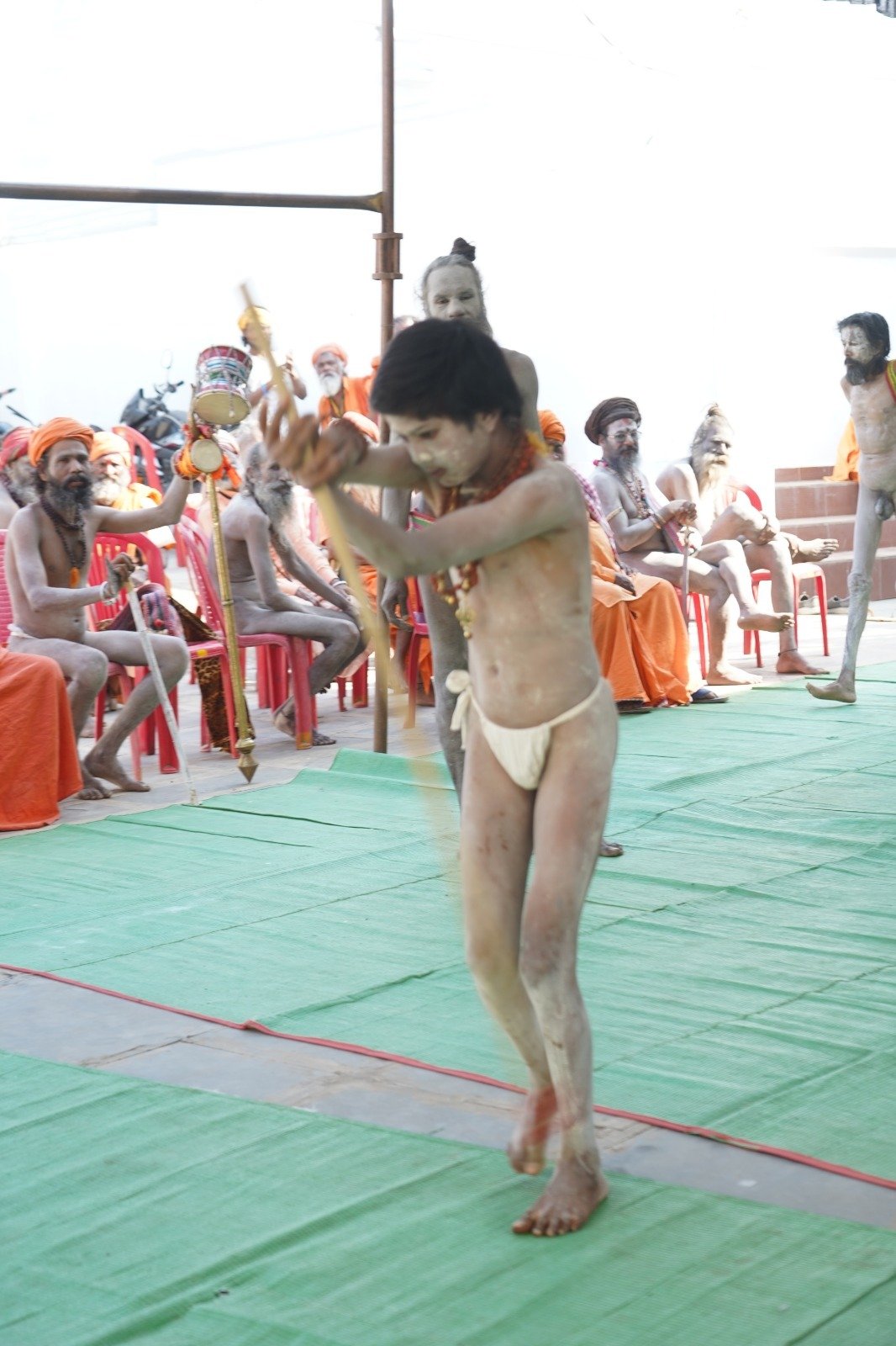 कुंभ में पहुंचे 13 साल के नागा साधु, बने आकर्षण का केंद्र कुंभ में पहुंचे 13 साल के नागा साधु, बने आकर्षण का केंद्र