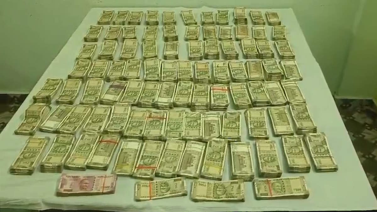 गरियाबंद में नक्सल नेटवर्क पर निर्णायक प्रहार: सांपसाटी जंगल से 46.31 लाख नकद, हथियार और विस्फोटक बरामद