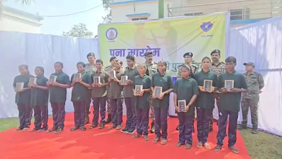 CG Naxal News: बीजापुर में 12 इनामी नक्सलियों ने छोड़ा हथियार, 46 लाख का था इनाम