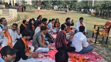 लखनऊ यूनिवर्सिटी में नमाज को लेकर हिंदू संगठनों का प्रदर्शन, कैंपस में पढ़ी हनुमान चालीसा; 13 छात्रों को नोटिस लखनऊ यूनिवर्सिटी में नमाज को लेकर हिंदू संगठनों का प्रदर्शन, कैंपस में पढ़ी हनुमान चालीसा; 13 छात्रों को नोटिस