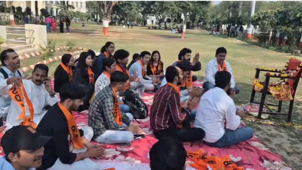 लखनऊ यूनिवर्सिटी में नमाज को लेकर हिंदू संगठनों का प्रदर्शन, कैंपस में पढ़ी हनुमान चालीसा; 13 छात्रों को नोटिस