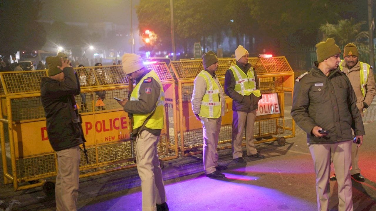 दिल्ली के समयपुर बादली में पति ने पत्नी और 3 बच्चों का रेता गला, घर में खून से लथपथ मिले शव