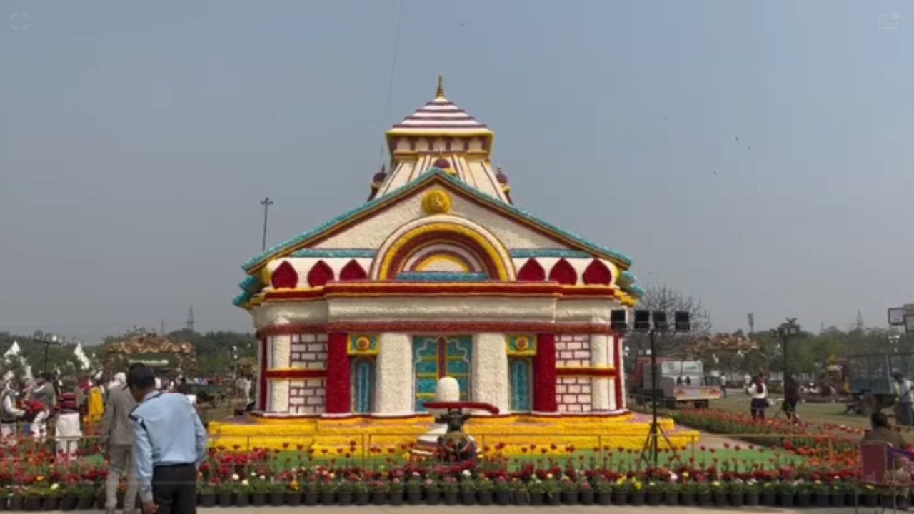 नोएडा 38वां फ्लावर शो शुरू… 20 क्विंटल फूलों से बनाया गया केदारनाथ मंदिर का भव्य स्वरूप; विदेशों से भी लाग गए हैं फूल
