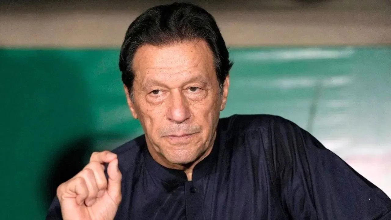 खाने में खजूर, धोबी का काम…जेल के भीतर कैसी है इमरान खान की जिंदगी?