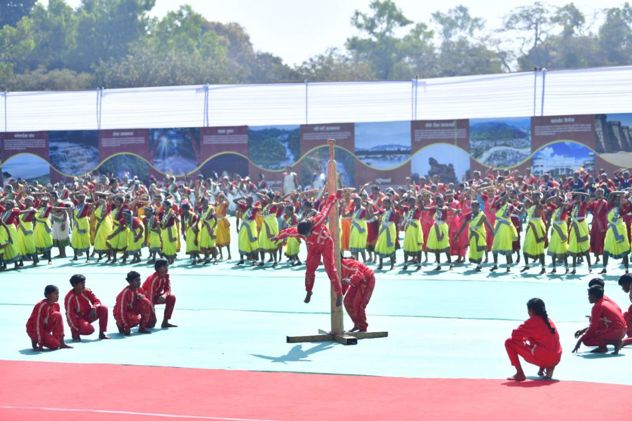 स्कूली बच्चों की प्रस्तुति से प्रभावित हुए केंद्रीय गृह मंत्री शाह , ताली बजाकर बढ़ाया उत्साह