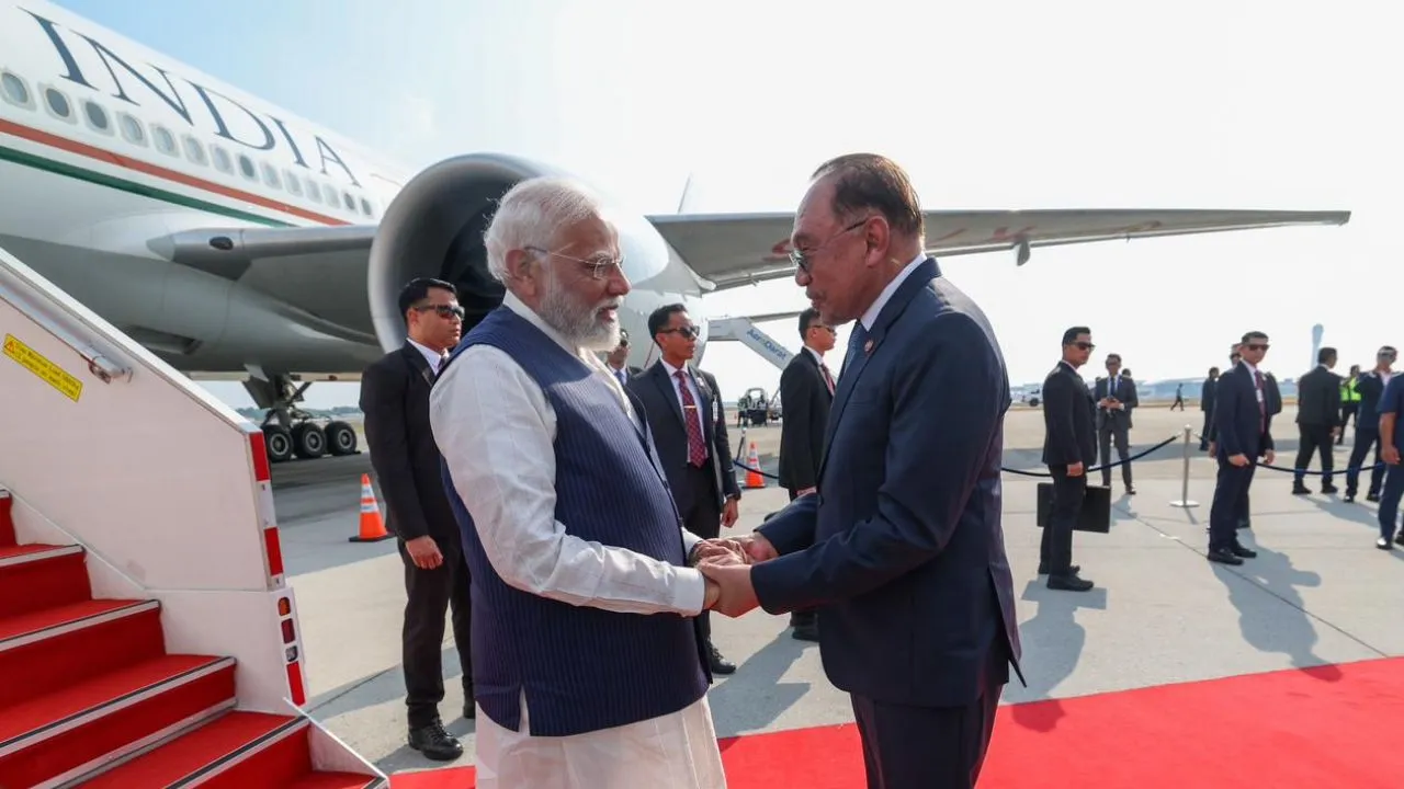 भारत–मलेशिया रिश्तों में नया अध्याय: पीएम मोदी का कुआलालंपुर पहुंचने पर भव्य स्वागत भारत–मलेशिया रिश्तों में नया अध्याय: पीएम मोदी का कुआलालंपुर पहुंचने पर भव्य स्वागत