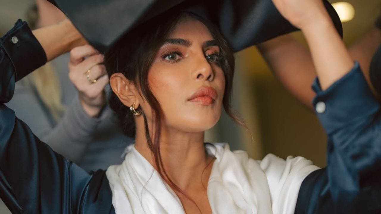 प्रेस टूर के दूसरे दिन प्रियंका चोपड़ा का एलिगेंट लुक वायरल, ऋतिक रोशन भी बोले- ‘द ब्लफ’ का इंतजार है प्रेस टूर के दूसरे दिन प्रियंका चोपड़ा का एलिगेंट लुक वायरल, ऋतिक रोशन भी बोले- ‘द ब्लफ’ का इंतजार है