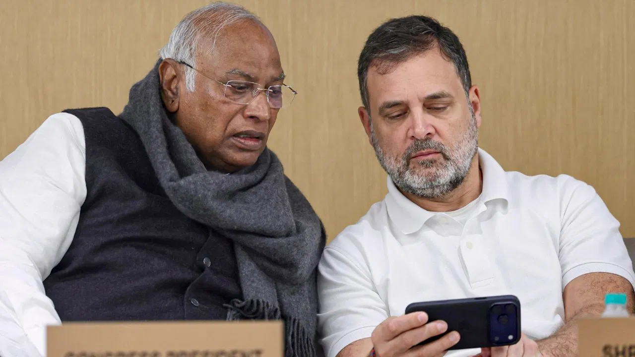 किसे टिकट और सरकार बनने पर किसको ‘इनाम’? जानें केरल चुनाव के लिए कांग्रेस का मास्टरप्लान किसे टिकट और सरकार बनने पर किसको ‘इनाम’? जानें केरल चुनाव के लिए कांग्रेस का मास्टरप्लान