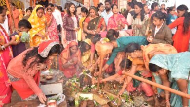 राजिम में महाशिवरात्रि पर त्रिवेणी संगम में आधी रात से शुरू हुआ पुण्य स्नान, दीपदान और जलाभिषेक कर श्रद्धालुओं ने लिया पुण्य लाभ