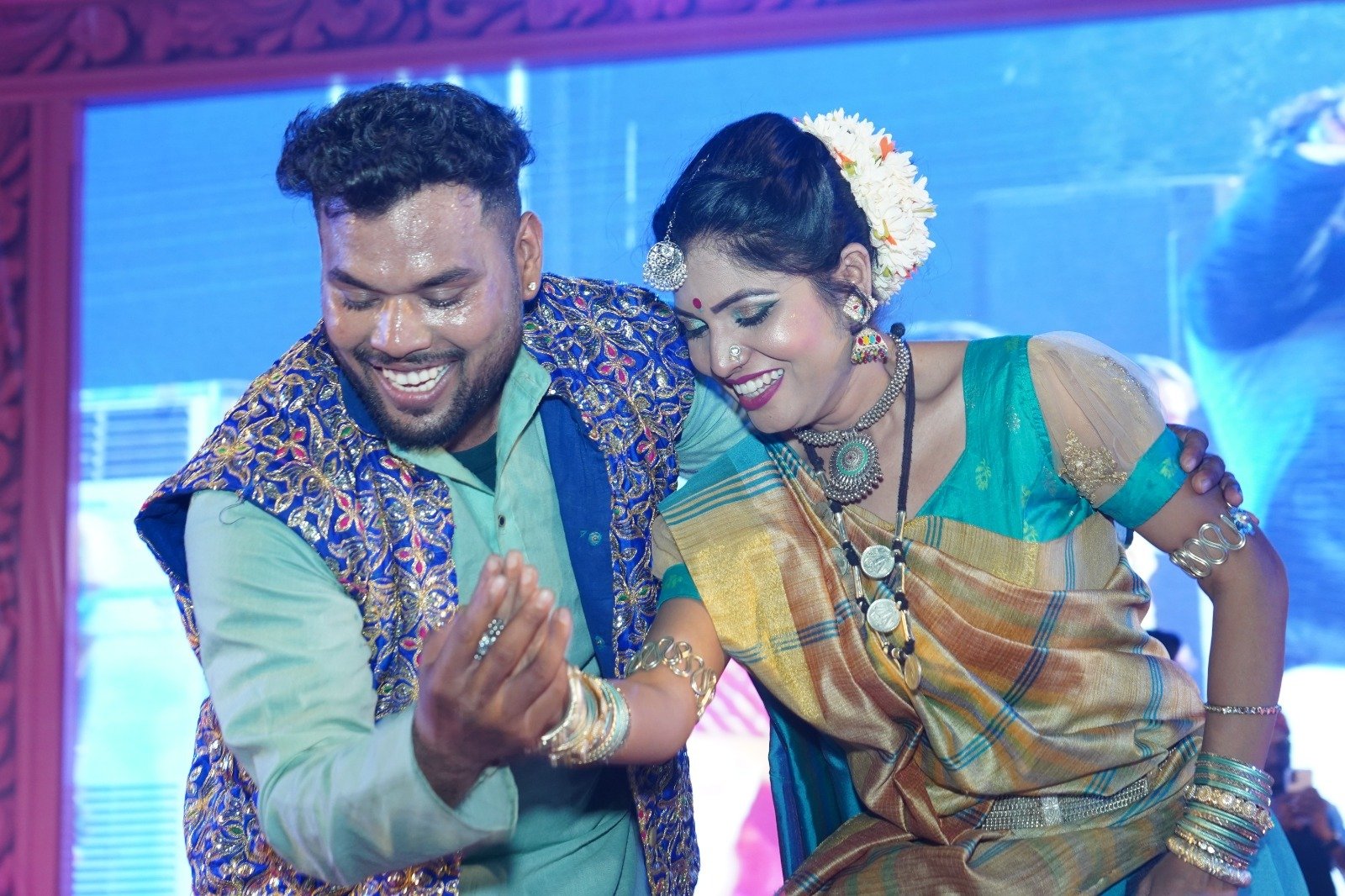 अनुराग शर्मा नाइट्स की जादुई आवाज से झूम उठा राजिम कुंभ कल्प, मुख्यमंच पर उमड़ा जनसैलाब अनुराग शर्मा नाइट्स की जादुई आवाज से झूम उठा राजिम कुंभ कल्प, मुख्यमंच पर उमड़ा जनसैलाब