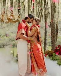 रेड सिल्क साड़ी में सजी दुल्हन बनीं रश्मिका, वरमाला के वक्त छलक पड़े जज़्बात