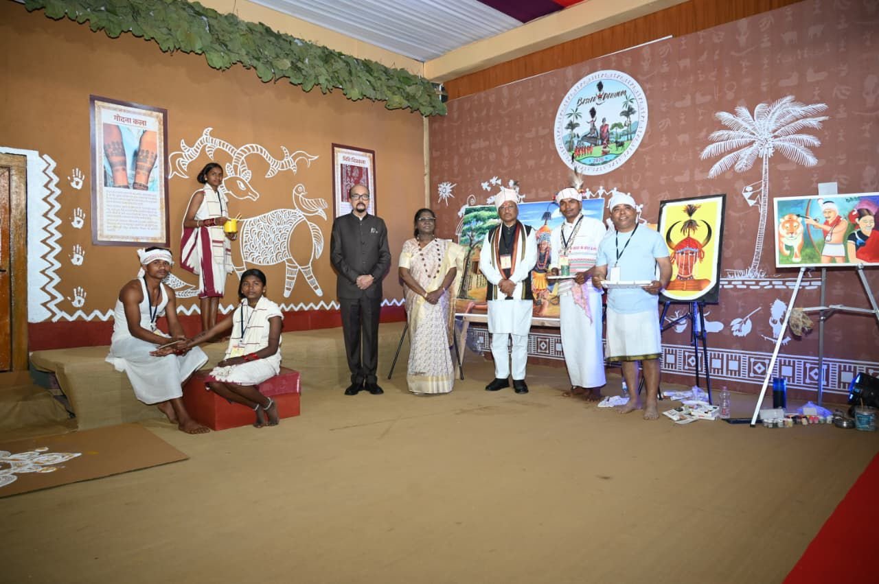 जनजातीय परंपराओं और संस्कृति पर आधारित भव्य प्रदर्शनी का राष्ट्रपति द्रौपदी मुर्मु ने किया अवलोकन