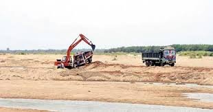 रेत माफिया की गुंडागर्दी: वनकर्मियों को कुचलने की कोशिश, 6 KM तक पीछा, एक आरोपी गिरफ्तार