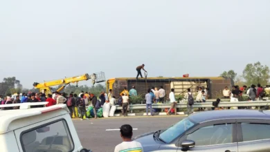 लखनऊ: पूर्वांचल एक्सप्रेसवे पर भीषण हादसा… बिहार जा रही डबल डेकर बस पलटी; 5 की मौत