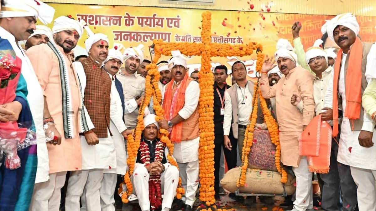 होली से पहले अन्नदाताओं को मिलेगी धान के अंतर की राशि, मुख्यमंत्री साय को धान से तौल किसानों ने जताया आभार
