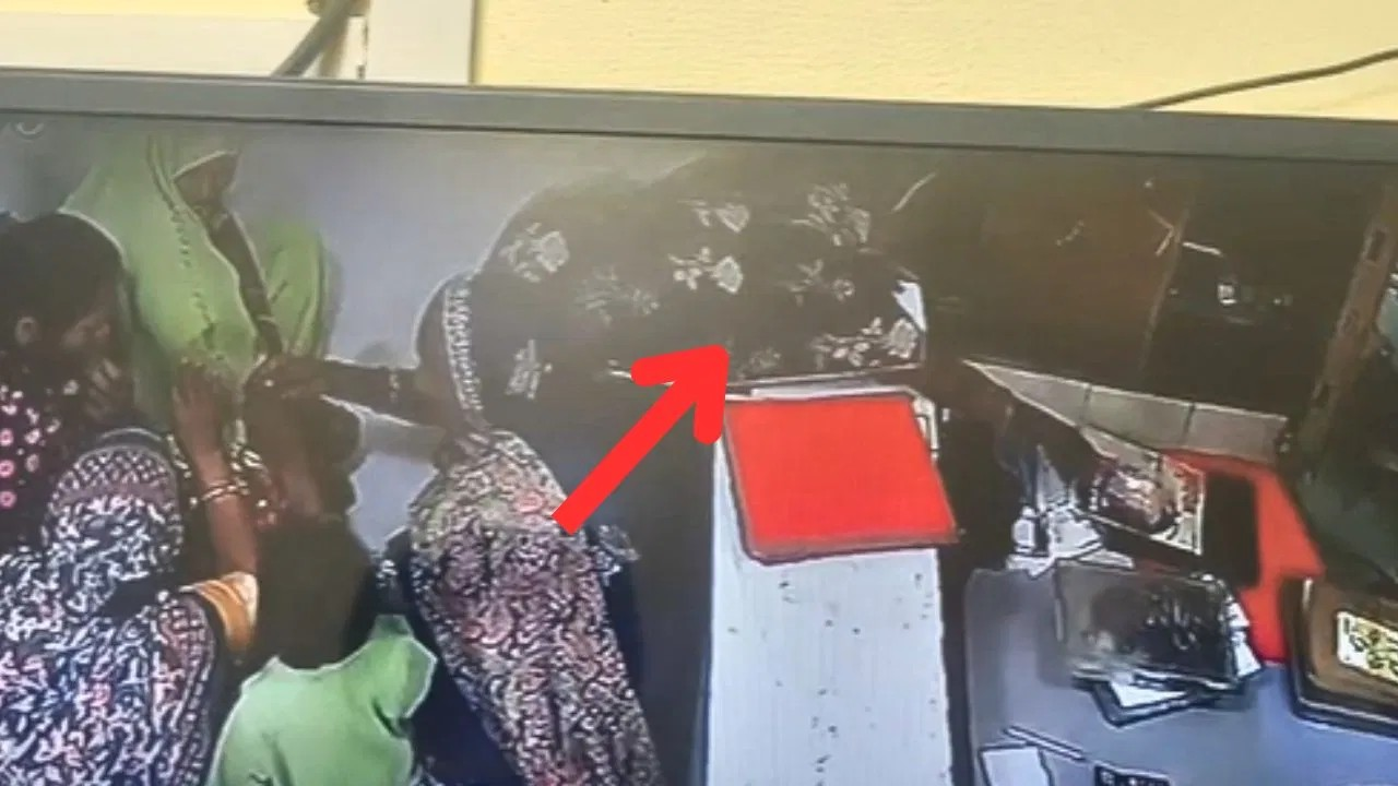 दुकानदार के सामने से सोने की चेन चुराकर महिला भागी, चोरी का VIDEO वायरल