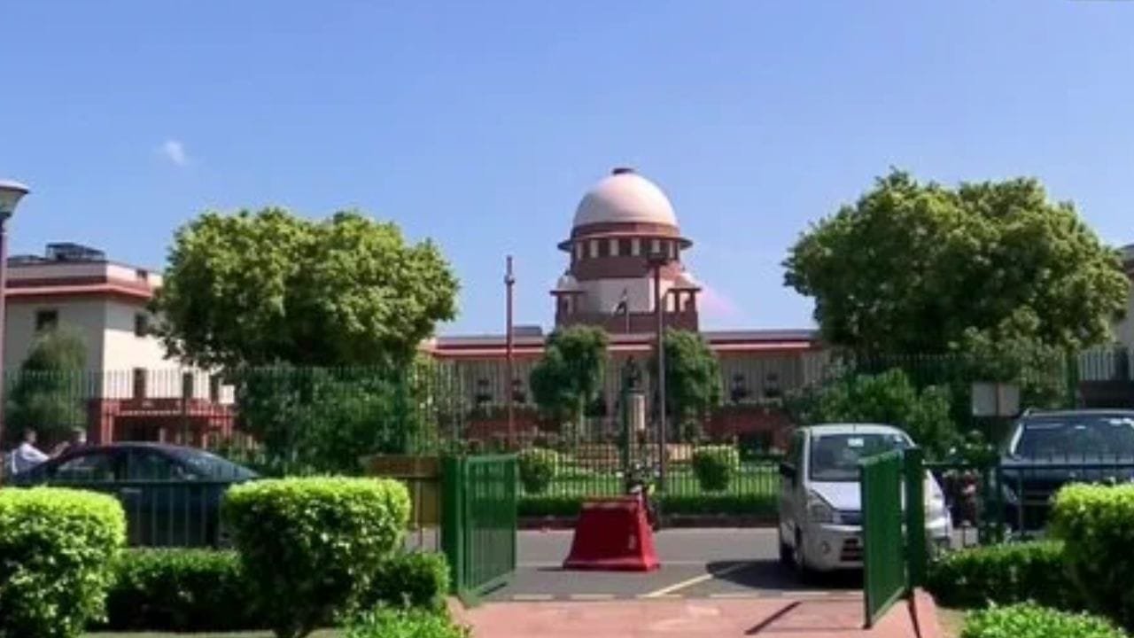 घर ढहाए गए लोगों के मतदाता सूची से नाम गायब होने पर SC सख्त, लखनऊ के निर्वाचन अधिकारी को दिया जांच का निर्देश