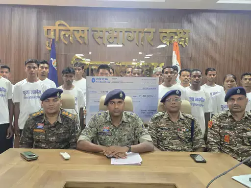 सुकमा में 22 नक्सली ने किया आत्मसमर्पण, हिंसा का रास्ता छोड़ा सुकमा में 22 नक्सली ने किया आत्मसमर्पण, हिंसा का रास्ता छोड़ा