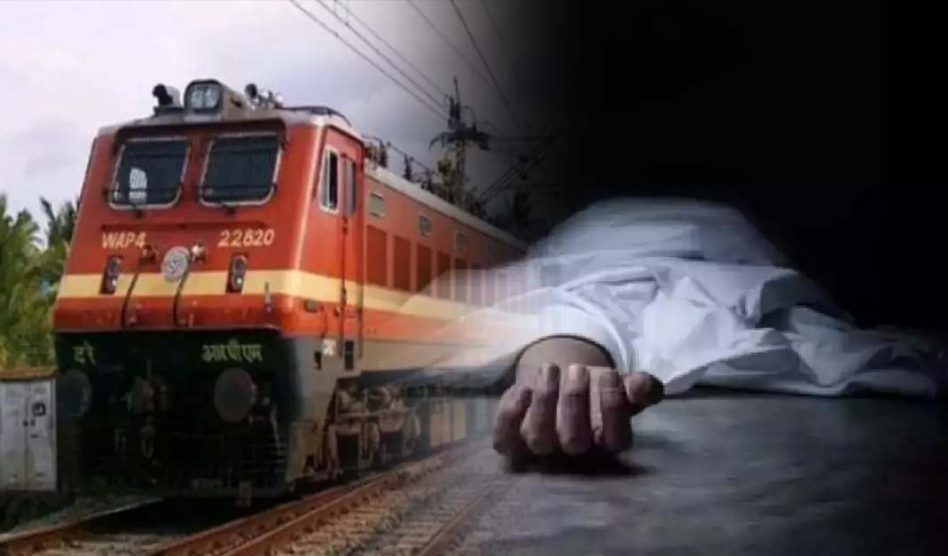 उत्तर प्रदेश: रायबरेली में साफ-सफाई के लिए वाशिंग लाइन में गई ट्रेन, डब्बे में मिला कुछ ऐसा… जानकर हो जाएंगे हैरान