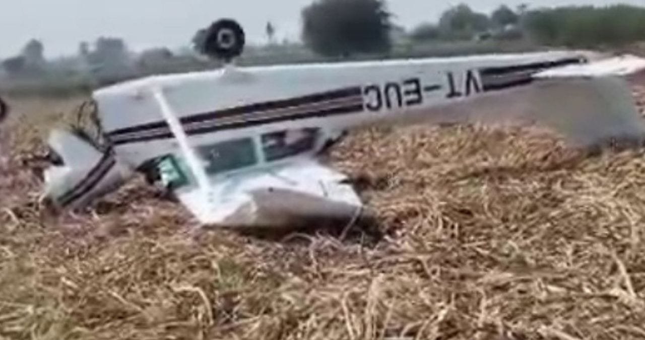 कर्नाटक के विजयपुरा में प्राइवेट जेट क्रैश, मैंगलोर गांव के पास हुआ हादसा कर्नाटक के विजयपुरा में प्राइवेट जेट क्रैश, मैंगलोर गांव के पास हुआ हादसा