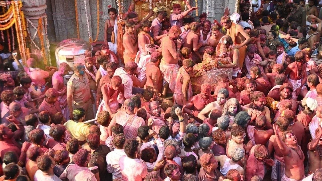 कल से होली तक वृंदावन में नहीं मिलेगी इन वाहनों को एंट्री, चप्पे-चप्पे पर होगी मथुरा पुलिस… जबरन रंग लगाया तो हो सकती है जेल कल से होली तक वृंदावन में नहीं मिलेगी इन वाहनों को एंट्री, चप्पे-चप्पे पर होगी मथुरा पुलिस… जबरन रंग लगाया तो हो सकती है जेल