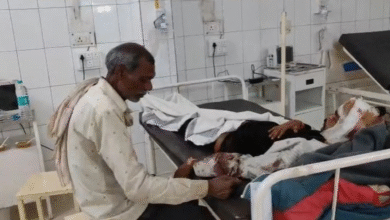 ‘पहले पैसे दो, तभी अस्पताल से…’, बेटे के इलाज के लिए नहीं थे पैसे, लाचार पिता को गिरवी रखना पड़ा मोबाइल, शिवपुरी में इंसानियत भूला डॉक्टर
