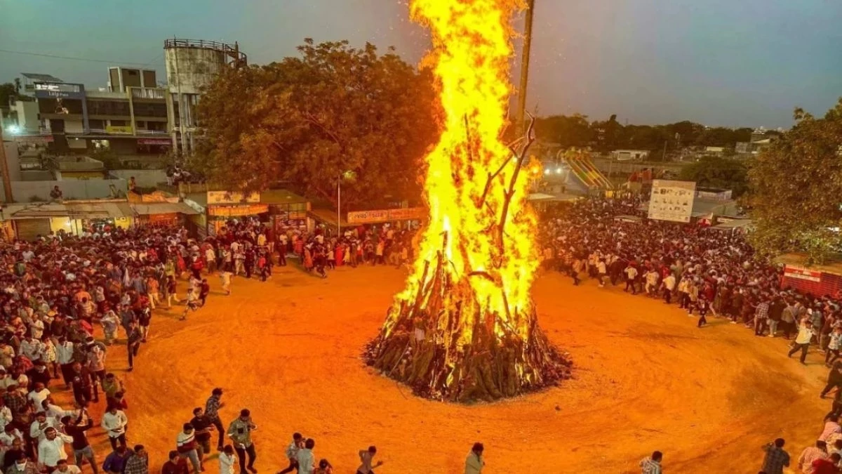 भोपाल में परंपरा और पर्यावरण का अनूठा मेल, 2000 से अधिक स्थानों पर गोकाष्ठ से हुआ होलिका दहन