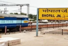 होली पर घर वापसी की ‘जद्दोजहद’: भोपाल के स्टेशनों पर भीड़ का सैलाब, जान जोखिम में डालकर गेट पर लटककर सफर