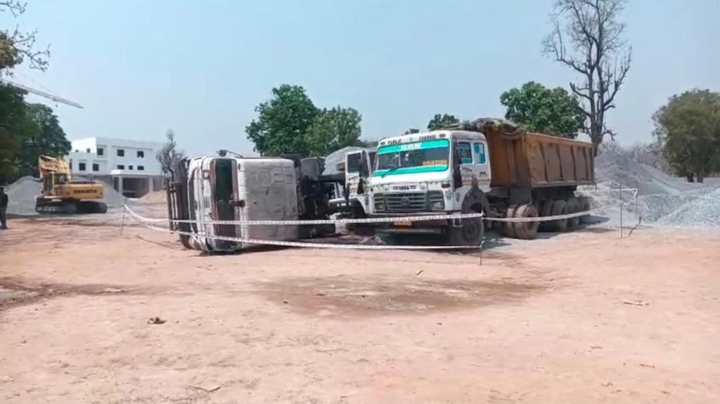अनियंत्रित होकर पलटा गिट्टी से भरा वाहन, मौके पर युवक की मौत अनियंत्रित होकर पलटा गिट्टी से भरा वाहन, मौके पर युवक की मौत