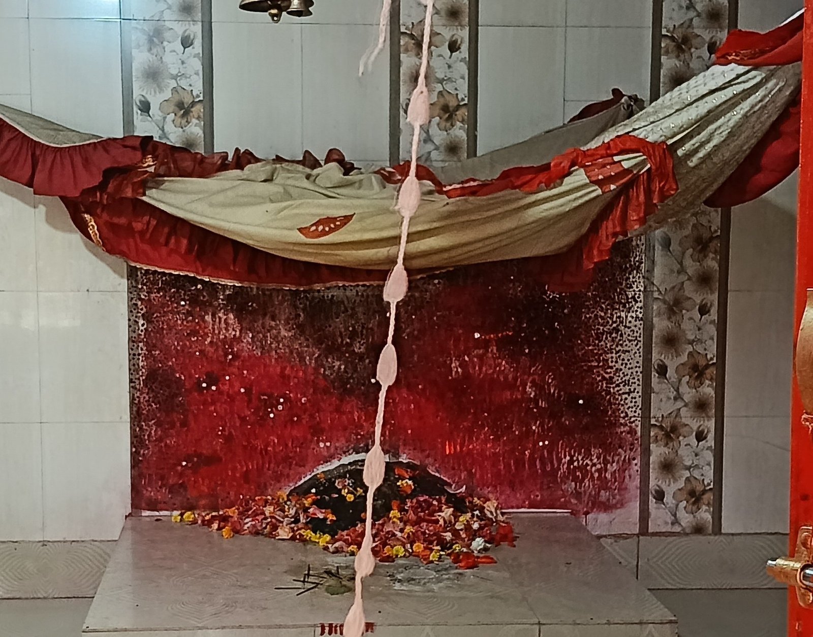 सुपौल के विख्यात माता के मंदिर को चोर ने बनाया निशाना, ताला काटकर लाखों के सोना-चांदी ले उड़े सुपौल के विख्यात माता के मंदिर को चोर ने बनाया निशाना, ताला काटकर लाखों के सोना-चांदी ले उड़े