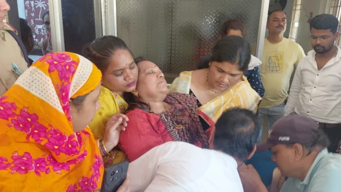 सफाई ठेका विवाद पर रिसाली नगर निगम में हंगामा, धरने पर बैठी महापौर बेहोश होकर गिरीं