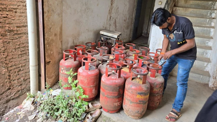 घरेलू गैस सिलिंडरों की जमाखोरी का भंडाफोड़, कटनी में 22 सिलिंडर जब्त